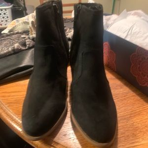 Carlos Santana Rowan, Black booties